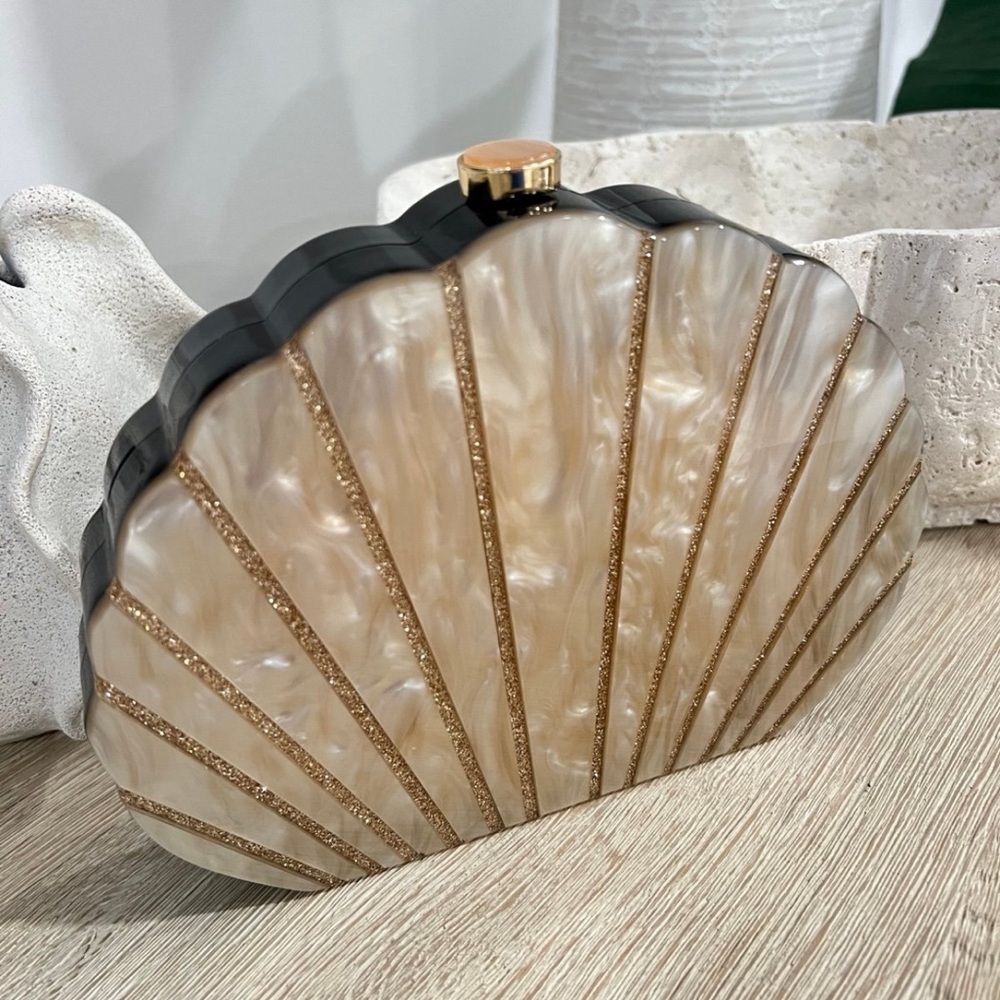 Viral Seashell Shaped Crossbody Clutch with long Gold Chain, NWT